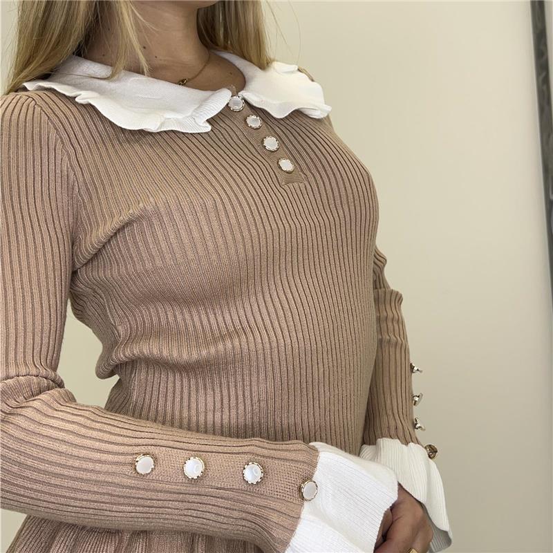 maglia in costina elasticizzata con colletto trick